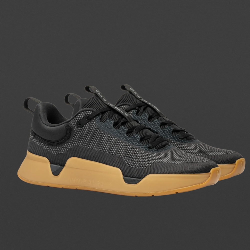 While on Earth Move Trainer in Schwarz/Gum als Paar, TPU-Wrap stabilisiert und schützt, damit du bei Lifts und Sprints sauber stehst.