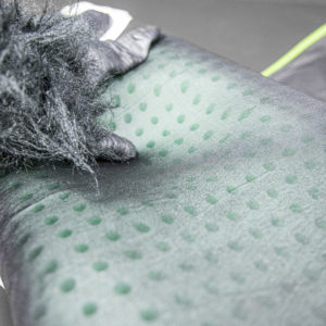 Blackroll Kissen für Athleten – Optimiere deine Erholung Blackroll Kissen neben Sportausrüstung und Trinkflasche