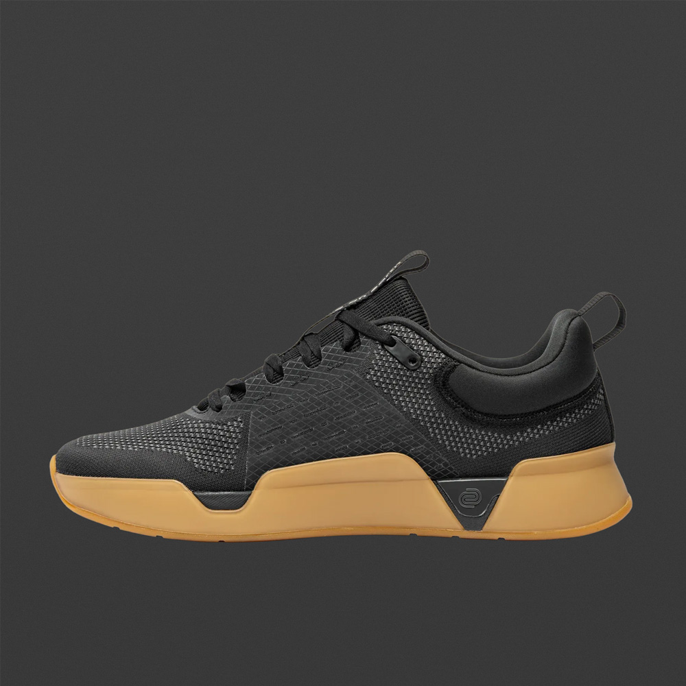 While on Earth Move Trainer in Schwarz/Gum, Seitenprofil: stabiler TPU-Wrap für sichere Lifts und schnelle Cuts.