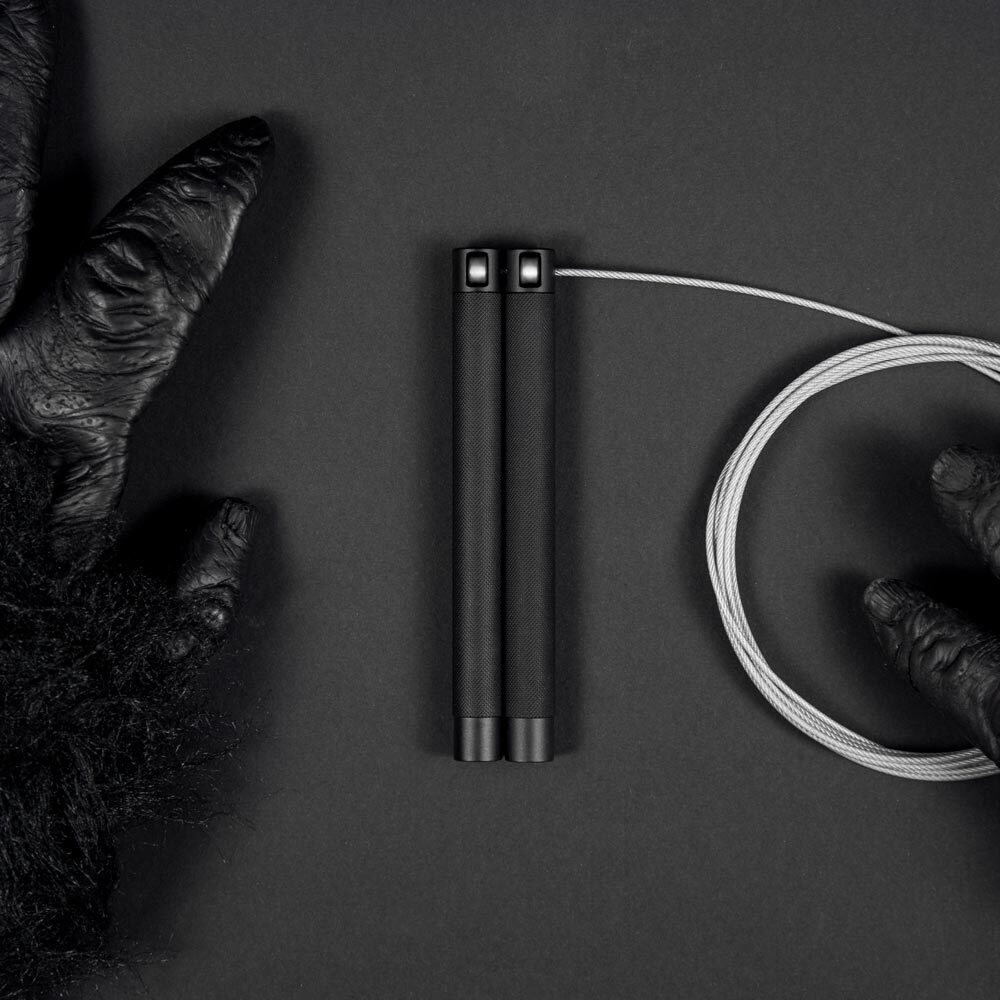 RPM Speed Rope Patentierte zweiachsige Drehung, sodass Ihre Griffe am Ende des Seils bleiben und gleichzeitig das im Kabel aufgebaute Drehmoment vermieden wird.