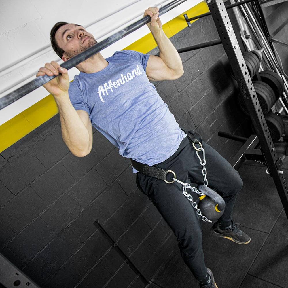 Affenhand Gewichtsgürtel verwendet für intensivere Pull-up-Übungen