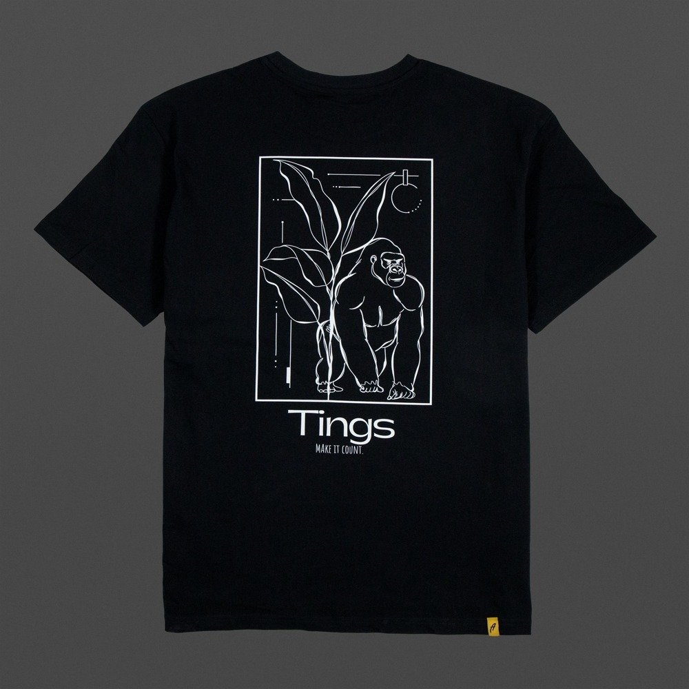 Rückseite des Kiara-Klug-Support-Shirts mit großem Affenhand-Print und ihrem persönlichem Desing.
