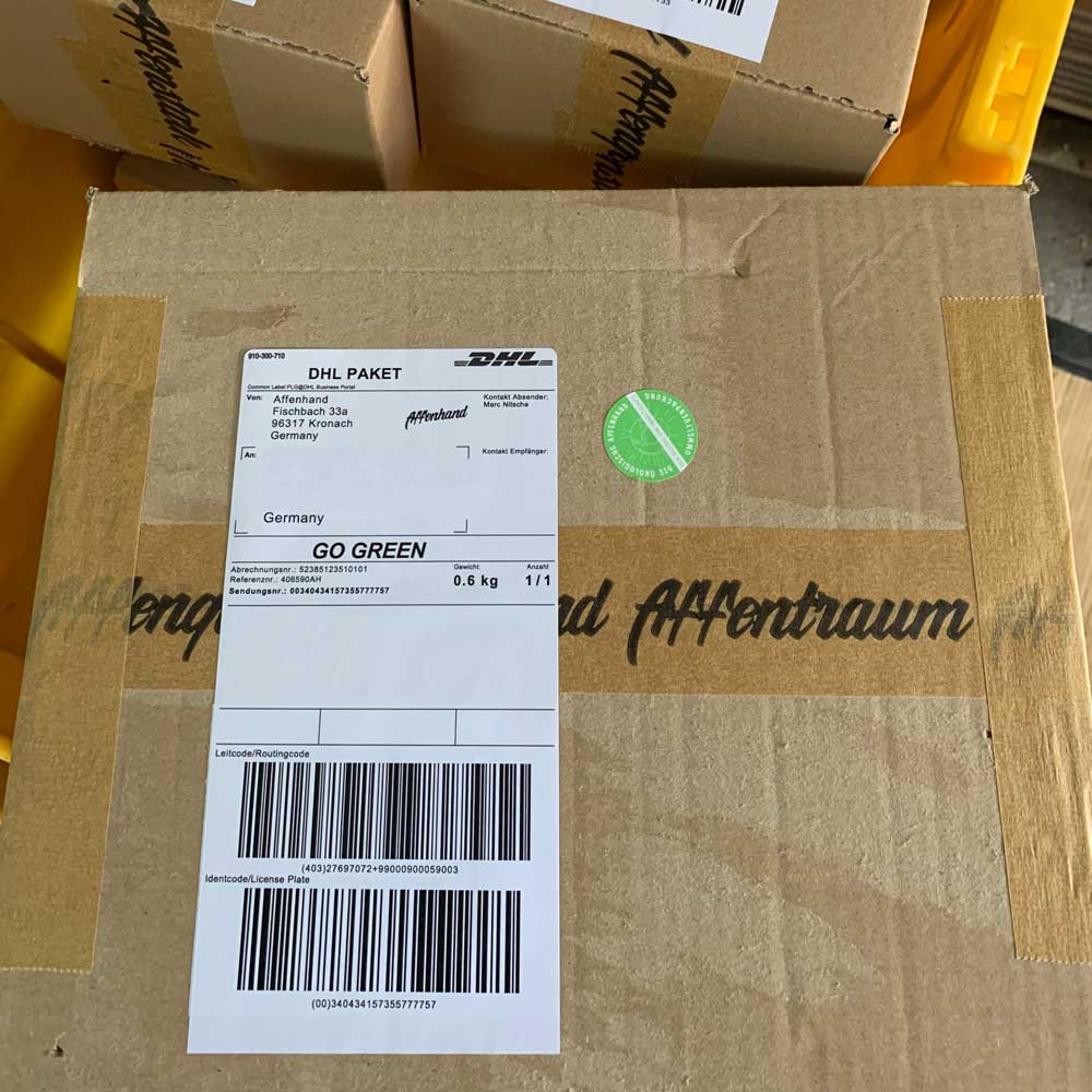 oekologische-umweltverpackung-affenhand Ein alter Karton aus Umweltgründen wiederverwendet