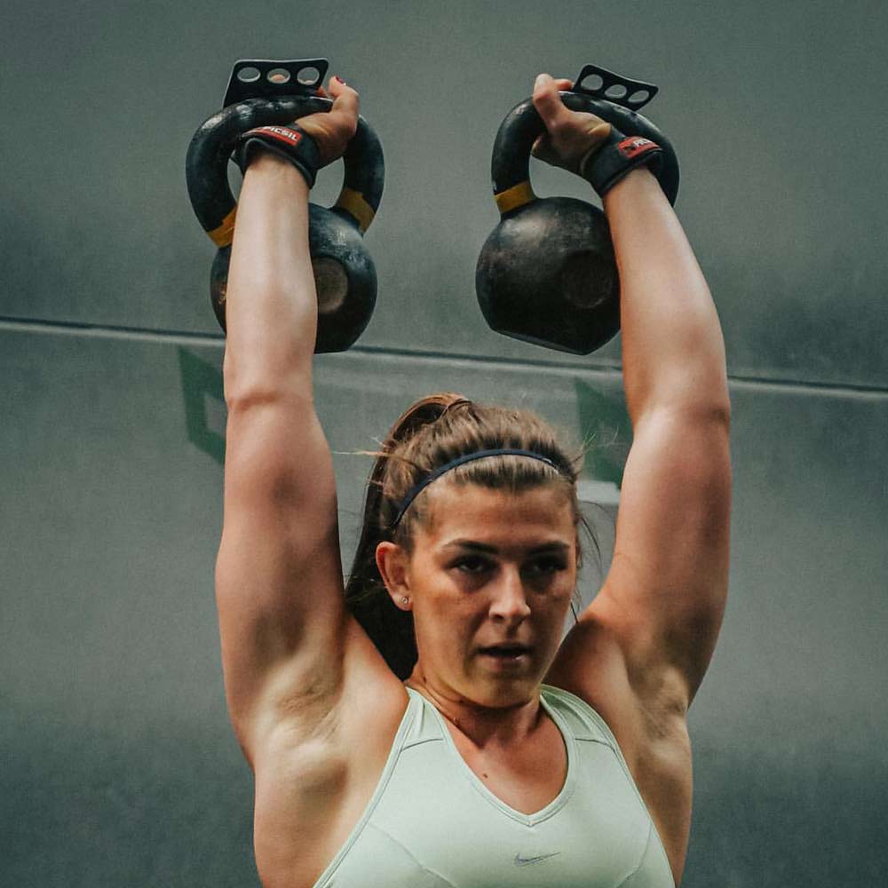 Gabi Migala mit Picsil Falcon Grips mit Kettlebell